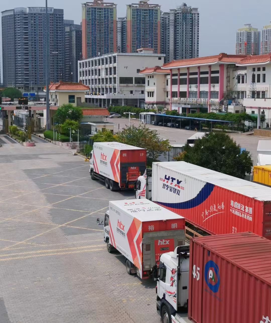 鴻泰信中港物流車